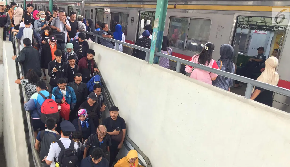 Sejumlah penumpang menuruni tangga usai menaiki KRL Commuter Line di Jakarta, Sabtu (27/1). PT Kereta Commuter Indonesia, operator KRL Commuter Line menargetkan mengangkut 320,03 juta penumpang atau naik 9,5 persen. (Liputan6.com/Immanuel Antonius)