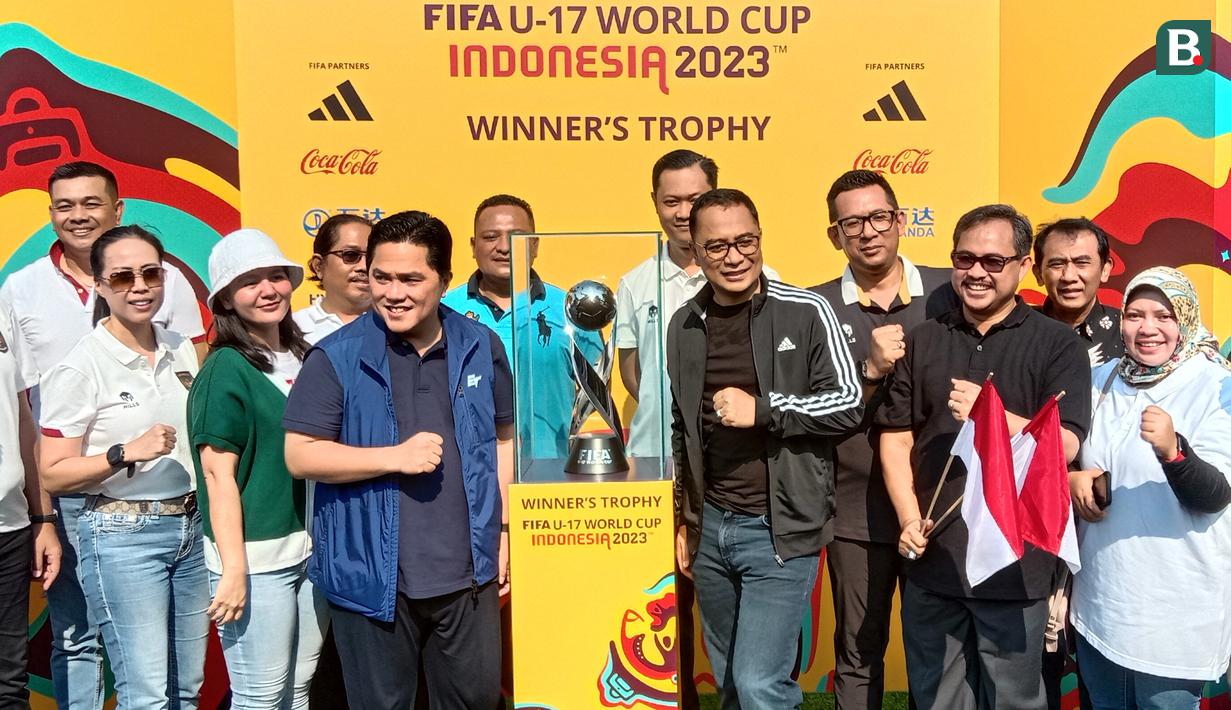 Ketua Umum PSSI, Erick Thohir dan Wali Kota Surabaya, Eri Cahyadi saat menghadiri acara Trophy Experience Piala Dunia U-17 2023 yang berlangsung di Balai Pemuda Surabaya, Minggu (29/10/2023). (Bola.com/Aditya Wany)