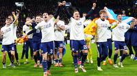 Andrew Robertson dari Skotlandia (kiri depan), dan Lawrence Shankland (kanan depan), beserta rekan satu timnya merayakan keberhasilan mereka mengalahkan Denmark dalam pertandingan Kualifikasi Piala Dunia 2026 zona Eropa di Glasgow, Skotlandia,&nbsp;Rabu (19-11-2025) dini hari WIB.&nbsp;(Jane Barlow/PA via AP)