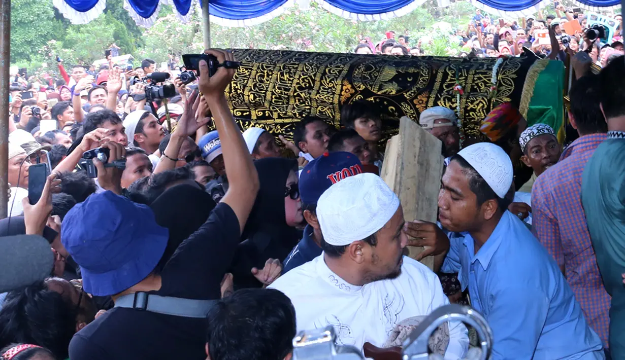 Momen ketika jenazah Olga Syahputra mulai memasuki pemakaman, tangisan pun membahana (Foto: Galih W Satria)