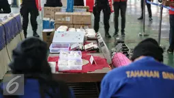 Barang bukti diperlihatkan saat konpers penyelundupan narkotika di Jakarta, Selasa (2/2). 16,81 kg narkotika jenis methamphetamin atau shabu asal China berhasil digagalkan Bea dan Cukai, BNN, Polres Pelabuhan Tanjung Priok. (Liputan6.com/Faizal Fanani)