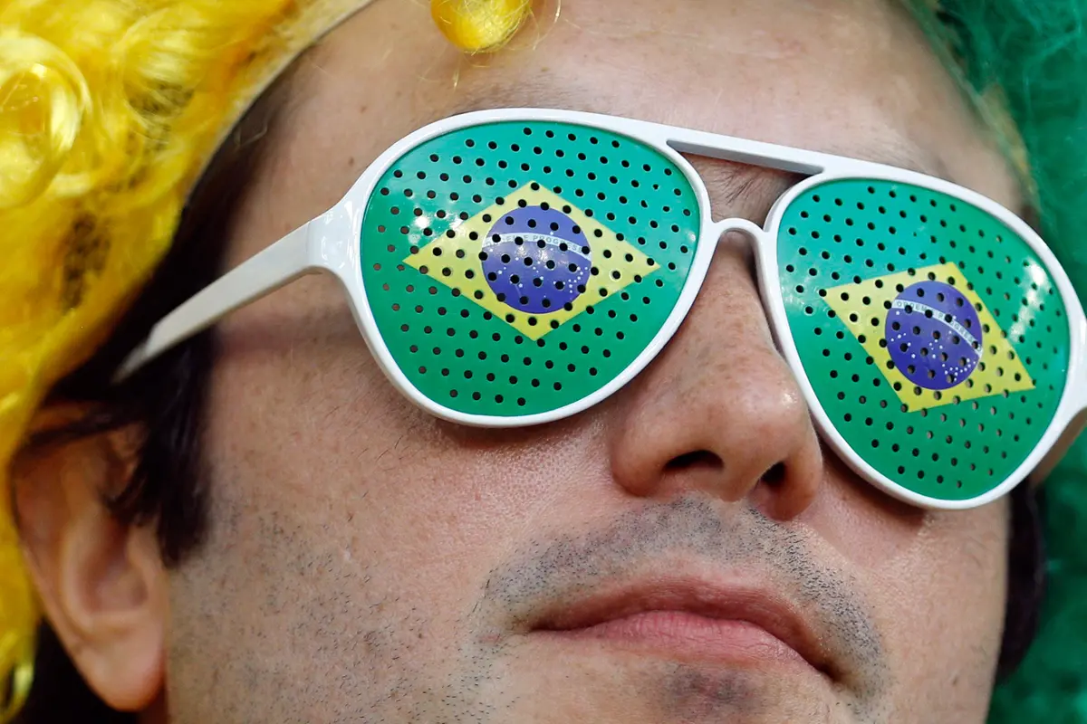 Kacamata Unik Suporter Brasil