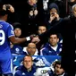 Pada saat pergantian pemain Jose Mourinho berjabat tangan dengan Samuel Eto'o karena telah mencetak hattrick pada pertandingan sepak bola Liga Inggris antara Chelsea vs Manchester United  di Stadion Stamford Bridge, London (19/01/14). (AFP/Adrian Dennis)