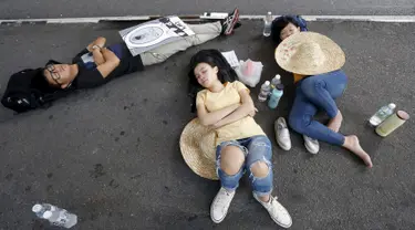 Pengunjuk rasa tidur di jalan saat aksi gerakan Bersih 4.0 di ibukota Malaysia, Kuala Lumpur, Minggu (30/8/2015). Aksi tersebut menuntut pengunduran diri PM Malaysia Najib Razak terkait tuduhan korupsi. (REUTERS/Olivia Harris)