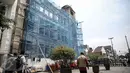Sejumlah warga melintas di gedung yang sedang direvitalisasi dikawasan Kota Tua, Jakarta, Rabu (20/4). PT Jakarta Old Town Revitalisasi Corps mempercantik situs bekas bangunan peninggalan kolonial Belanda tersebut.(Liputan6.com/Faizal Fanani)