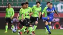 Pemain Suwon Samsung Blue Wings, Adam Taggart, melepaskan tendangan pada laga K-League Korea Selatan di Jeonju World Cup Stadium, Jeonju, Jumat (8/5/2020). Jeonbuk menang 1-0 atas Suwon. (AFP/Jung Yeon-je)