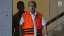 Bupati nonaktif Bandung Barat, Abubakar seusai menjalani pemeriksaan di Gedung KPK, Jakarta, Jumat (3/8). Berkas perkara Abubakar terkait dugaan suap kepentingan pilkada di Bandung Barat dinyatakan telah lengkap atau P21. (Merdeka.com/Dwi Narwoko)