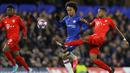 Pemain Bayern Munchen, David Alaba, berebut bola dengan gelandang Chelsea, Willian, pada laga Liga Champions di Stadion Stamford Bridge, Selasa (25/2/2020). Chelsea takluk 0-3 dari Bayern Munchen. (AP/Kirsty Wigglesworth)