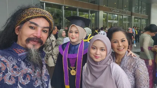 6 Potret Limbad Dampingi Anak Wisuda Jadi Sarjana Kedokteran, Bakal Lanjut S2
