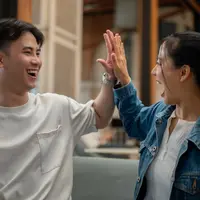 5 Zodiak yang Mudah Jatuh Cinta dengan Sahabat Sendiri./Copyright depositphotos.com/bongkarngraphic