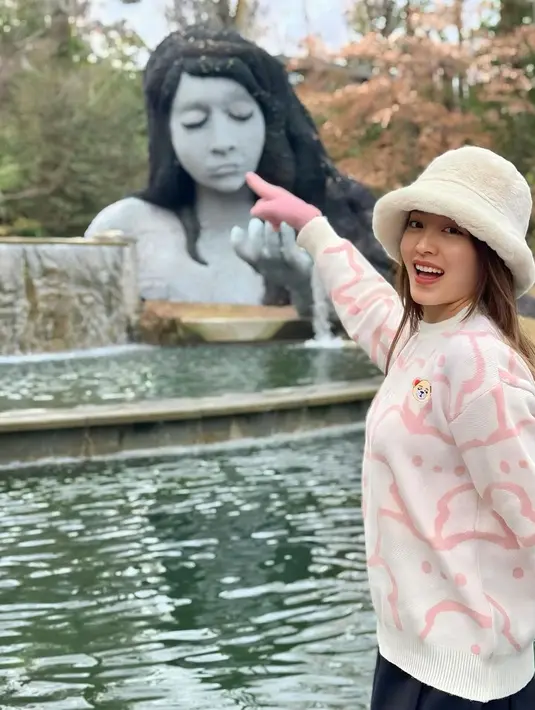 Sweater tersebut pun ia padukan bersama leather skirt, long pants, dan fur bucket hat. Well, itu dia pilihan outfit Natasha Wilona selama di Amerika Serikat, bagaimana menurutmu Sahabat Fimela? [@natashawilona12]