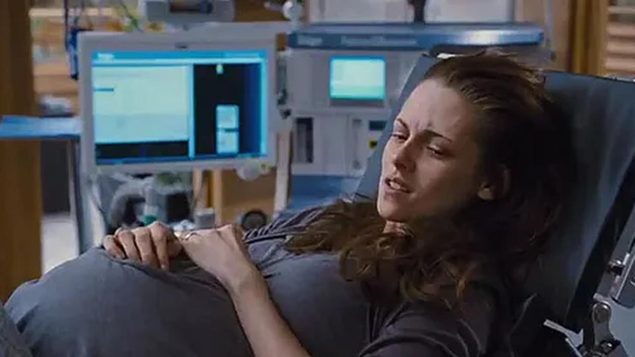 Bella Swan digambarkan sangat menderita saat hamil bayi vampir .(bitchmagazine.org)