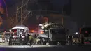 Truk polisi Pakistan yang rusak akibat serangan bom bunuh diri di Quetta, Balochistan, Pakistan, Selasa (9/1). Tujuh orang tewas, 5 di antaranya adalah polisi dan sisanya warga sipil dan 23 orang mengalami luka. (Liputan6.com/Banaras Khan)