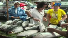 Dalam tradisi etnis Tionghoa sajian ikan bandeng sebagai lambang kebahagiaan dan keberuntungan.