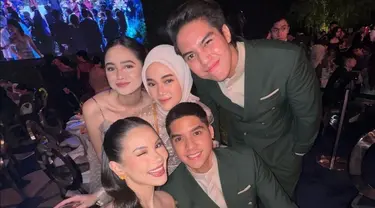 Al Ghazali dan El Rumi terbilang baru memulai kisah cinta mereka dengan pacar masing-masing. Al baru balikan dengan Alyssa Daguise sedangkan El Rumi tampil romantis perdana bareng Syifa Hadju. (Liputan6.com/IG/@diandramarsha)