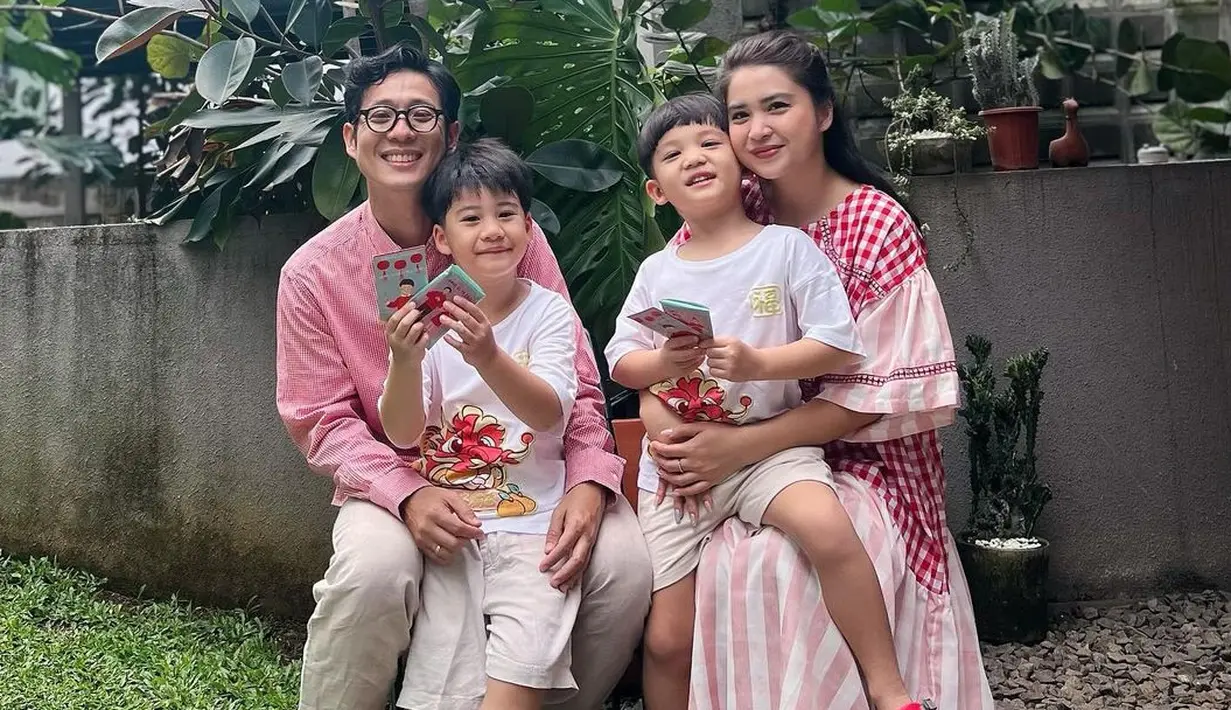 Momen perayaan Imlek keluarga Junior Liem dan Putri Titian. [Foto: Instagram/putrititian]