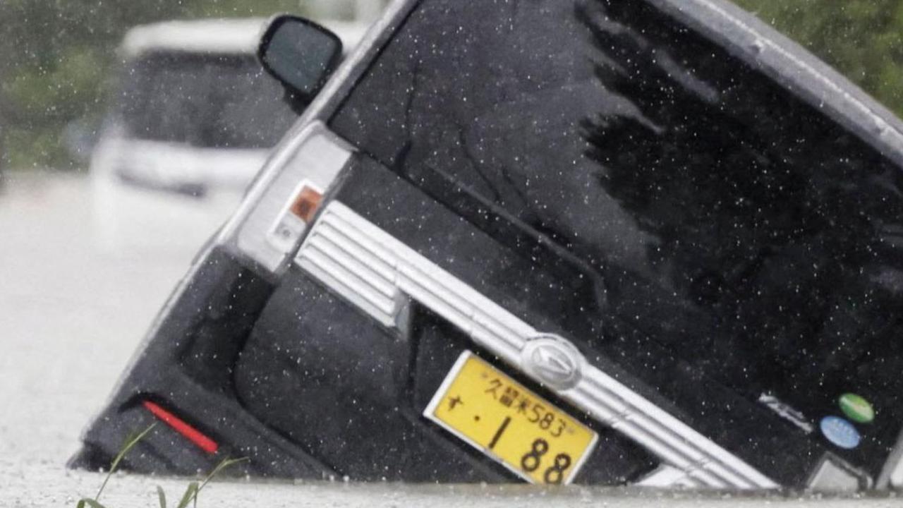 Genangan banjir yang tinggi dan merata juga membuat pengendara roda empat kesulitan mencari jalur yang tepat sehingga mengakibatkan beberapa mobil terperosok ke dalam lubang di Kurume, Prefektur Fukuoka, Jepang.