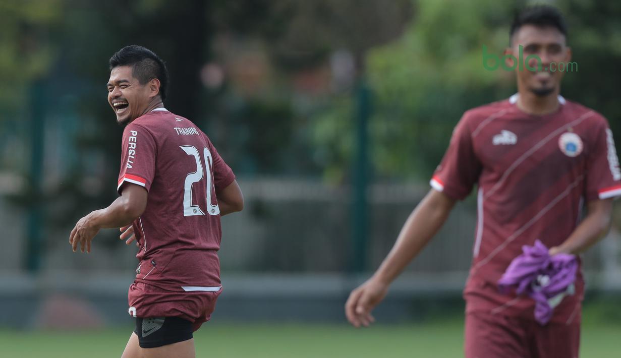Bambang Pamungkas tertawa bersama rekannya saat sesi latihan jelang  Piala AFC 2018 di Lapangan ABC, Senayan, Jakarta (27/2/2018). Persija melawan Tampines Rovers pada 28 Februari 2018. (Bola.com/Nick Hanoatubun)