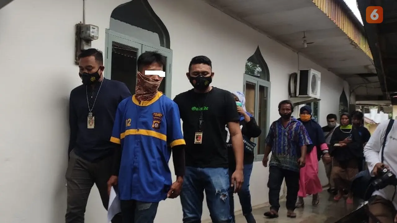 RB alias Ape(28) saat digiring ke Mapolres Gorontalo Foto: kontrasID (Arfandi Ibrahim/Liputan6.com)