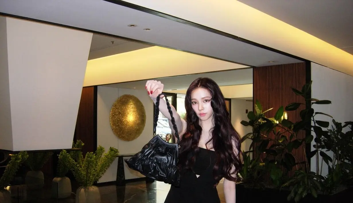 Tas ini adalah “reproduksi dan reinterpretasi” dari gaya yang pertama kali dirancang oleh Mario Prada, kakek dari Miuccia Prada, yang mendirikan Prada bersama saudaranya, Martino, pada tahun 1913.  [@katarinabluu].