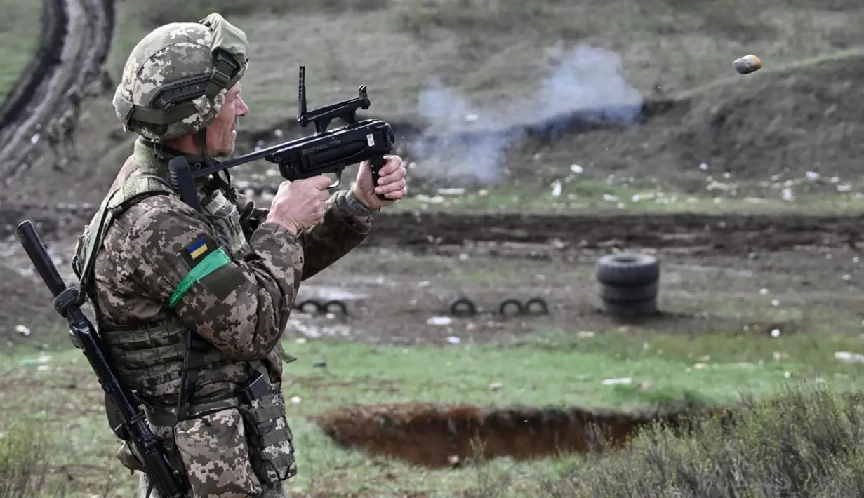 <p>Ukraina kehilangan lebih dari 400 tentara akibat rudal Rusia yang menyasar Donetsk. (Genya SAVILOV/AFP)</p>