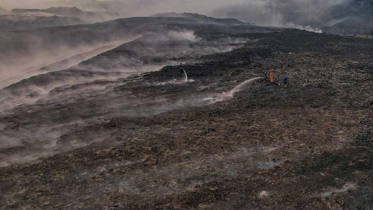 FOTO: Hari Kedelapan Kebakaran TPA Jatiwaringin Belum Padam