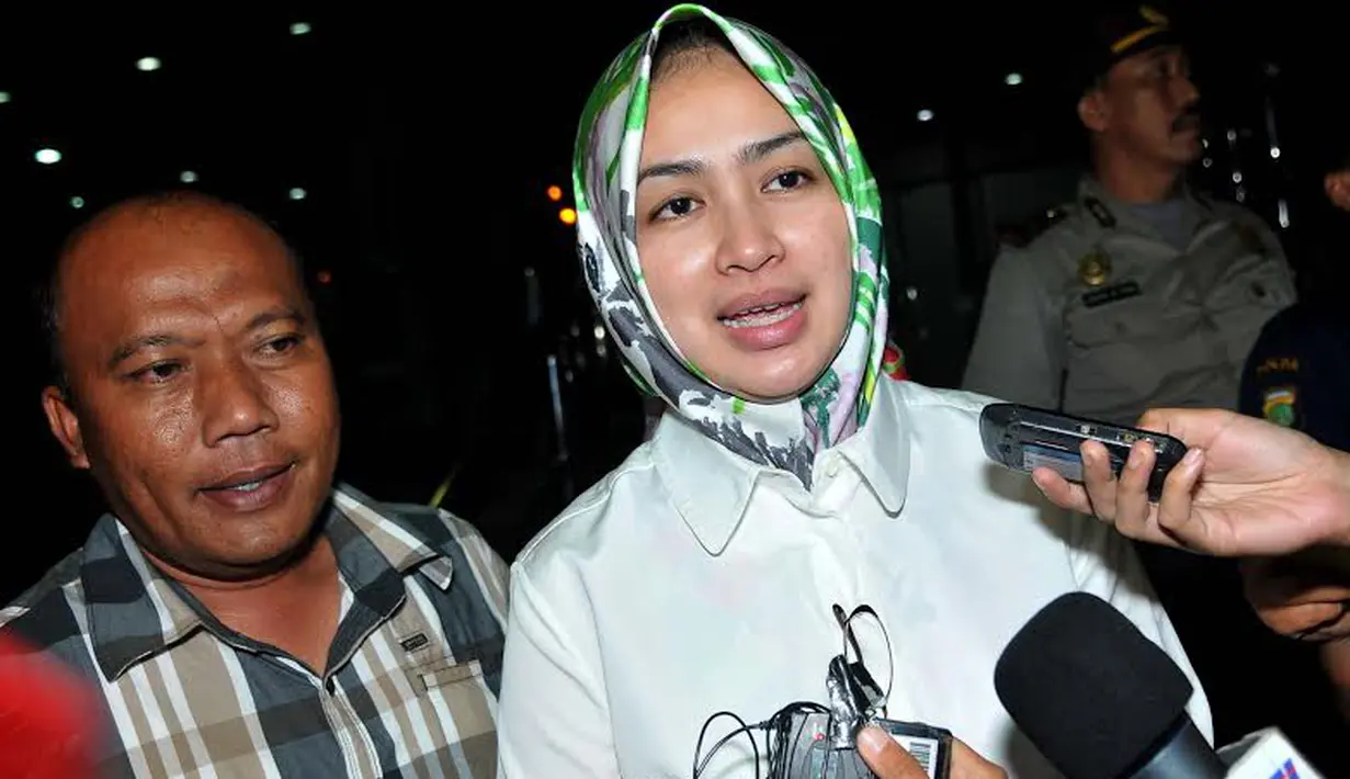 Airin diperiksa KPK sebagai saksi untuk tersangka kakak iparnya sendiri, yaitu Ratu Atut Chosyah (Liputan6.com/Johan Tallo)