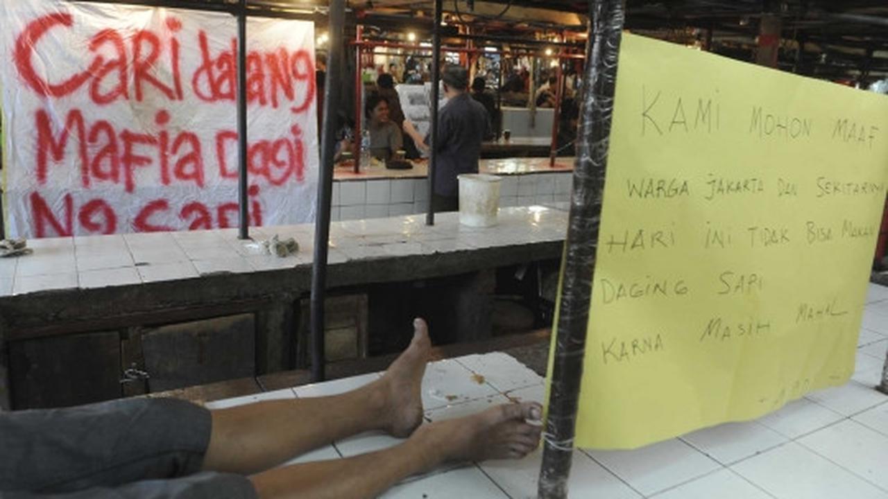 Tuntut turunkan harga, pedagang daging sapi di Senen mogok berjualan