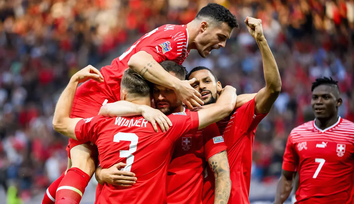 Pemain Swiss Haris Seferovic (tengah) merayakan gol ke gawang Portugal bersama rekan satu timnya saat pertandingan sepak bola Grup A2 UEFA Nations League di Stadion Stade de Geneve, Jenewa, Swiss, 12 Juni 2022. Portugal kalah tipis 0-1 dari Swiss. (Jean-Christophe Bott/Keystone via AP)