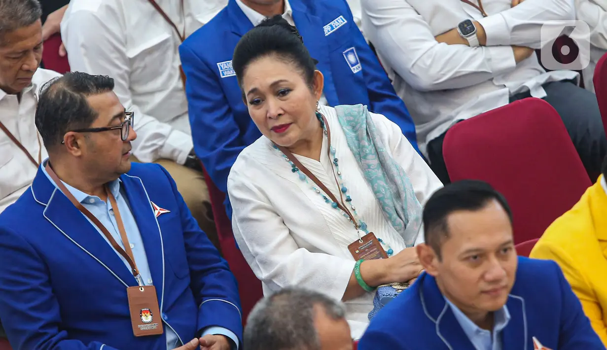 Keduanya juga terlihat duduk di barisan para pimpinan partai politik pengusung pasangan Prabowo-Gibran. (Liputan6.com/Angga Yuniar)