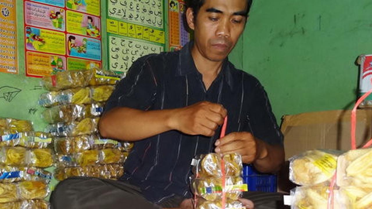 Dirumahkan, buruh ini bangkit lewat usaha keripik pisang