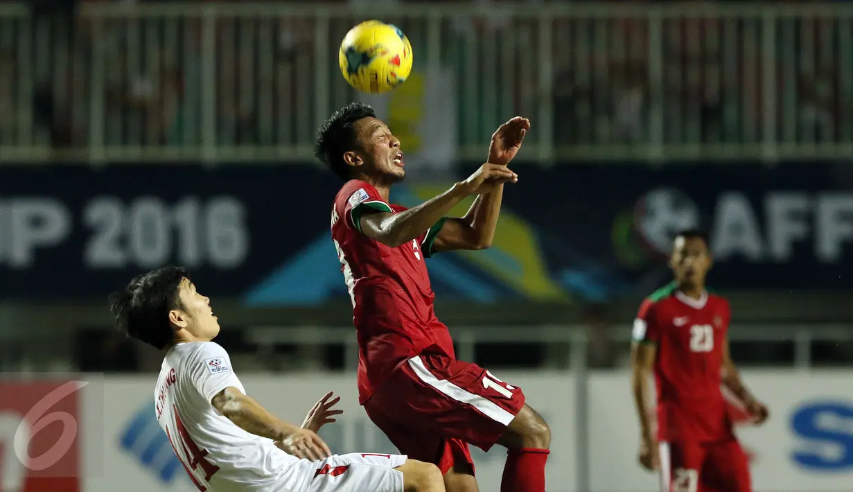 Pemain tengah Timnas Indonesia, Bayu Pradana A (tengah) berebut bola dengan pemain Vietnam pada semifinal pertama Piala AFF 2016 di Stadion Pakansari, Bogor, Sabtu (3/12). Indonesia unggul 2-1 atas Vietnam. (Liputan6.com/Helmi Fithriansyah)