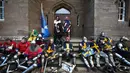Peserta beristirahat di sela kompetisi International Medieval Combat Federation World Championships (IMCF) di Scone Palace, Perthshire, Skotlandia (10/5). (AFP/Andy Buchanan)