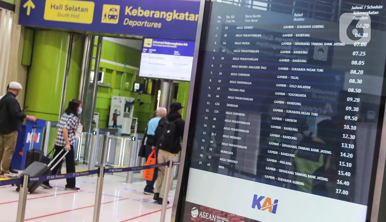 <p>Sebuah papan memperlihatkan jadwal keberangkatan kereta api jarak jauh di Stasiun Gambir, Jakarta, Rabu (6/12/2023). (Liputan6.com/Angga Yuniar)</p>