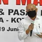 Menteri Koperasi dan UKM Teten Masduki menyampaikan sambutan saat mengunjungi Pasar Kranggan, Bekasi, Jawa Barat, Jumat (19/6/2020). Teten melakukan peninjauan lapangan terkait restrukturisasi pinjaman/pembiayaan LPDB-KUMKM kepada Koperasi Pasar Kranggan. (Liputan6.com/Herman Zakharia)