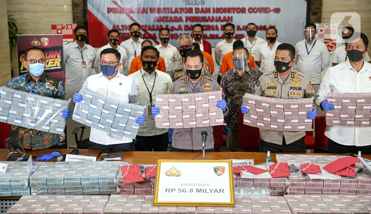Kabareskrim, Komjen Pol Listyo Sigit Prabowo menunjukkan barang bukti uang saat rilis terkait kasus penipuan sindikat internasional pembelanjaan ventilator covid-19 di Gedung Bareskrim Mabes Polri, Jakarta, Senin (7/9/2020). (Liputan6.com/Faizal Fanani)