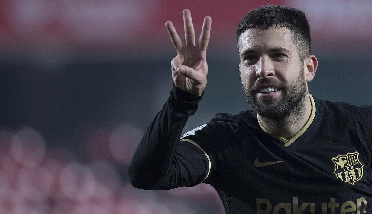 Bek Barcelona, Jordi Alba melakukan selebrasi usai mencetak gol ketiganya ke gawang Granada dalam laga perempatfinal Copa del Rey 2020/21 di Nuevo Los Carmenes Stadium, Rabu (3/2/2021). Barcelona menang 5-3 (2-2) atas Granada melalui babak extra time. (AFP/Jorge Guerrero)