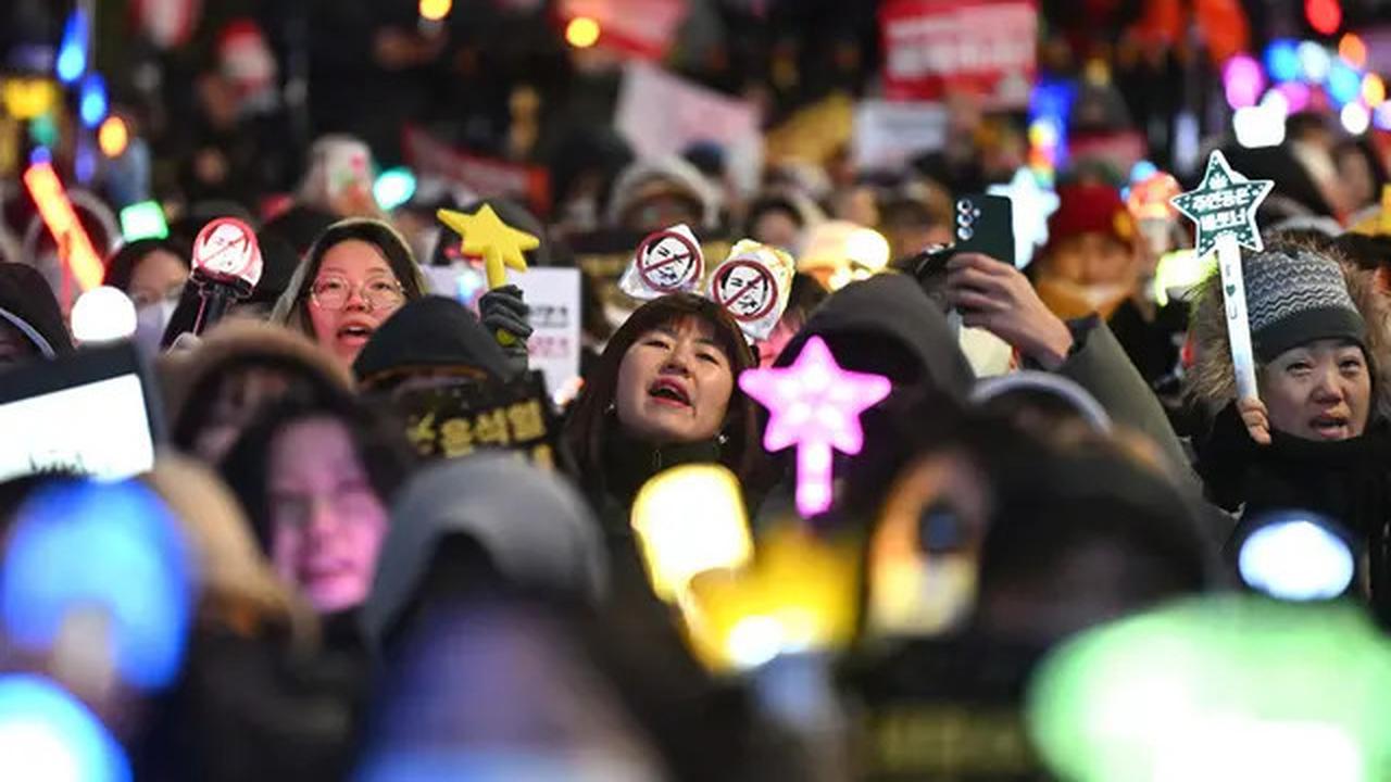 Cahaya Light Stick K-Pop Warnai Desakan Pemakzulan Presiden Yoon Suk Yeol