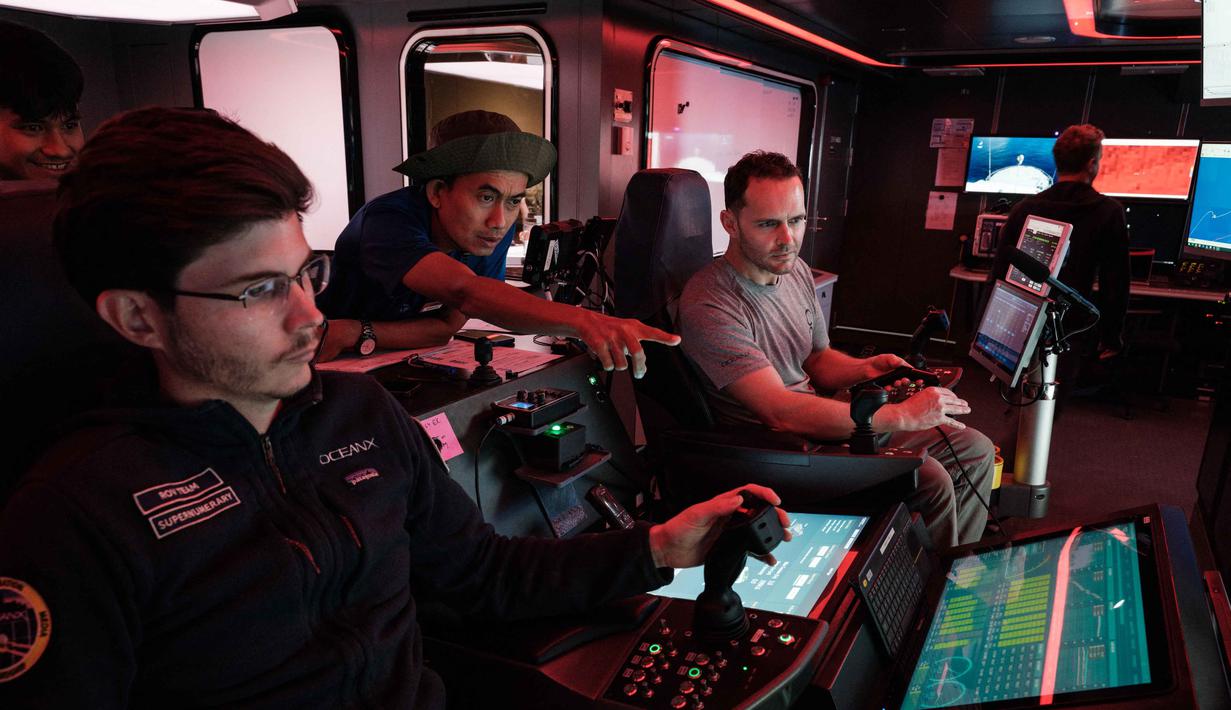 Temuan tersebut terdiri dari 10 spesies mamalia laut, 2 spesies hiu, dan 2 spesies penyu. Tampak dalam foto yang diambil pada 10 Januari 2026 menunjukkan kru OceanXplorer, sebuah kapal penelitian yang dioperasikan oleh organisasi nirlaba kelautan OceanX, mengoperasikan kendaraan yang dioperasikan dari jarak jauh (ROV) di ruang kendali sementara para ilmuwan kelautan memantau makanan laut dalam di perairan lepas pantai pulau Sulawesi. (YASUYOSHI CHIBA/AFP)