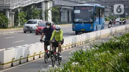 Pesepeda melintas di Jalan Jenderal Sudirman, Jakarta, Minggu (6/6/2021). Gubernur DKI Jakarta Anies Baswedan berencana menambah jalur sepeda untuk memfasilitasi warga agar dapat bersepeda secara aman. (Liputan6.com/Faizal Fanani)