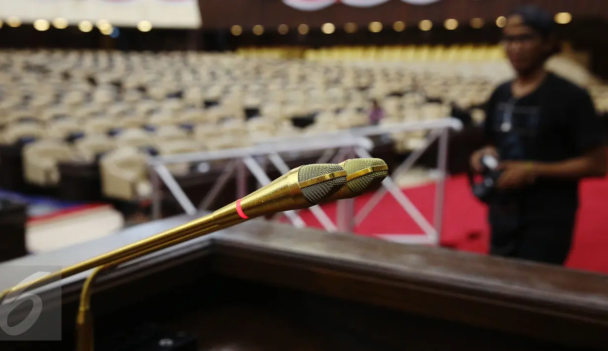 Suasana Ruang Rapat Paripurna I di Kompleks Parlemen, Senayan, Jakarta, Selasa (28/2). Sambut Raja Arab tersebut Gedung DPR dipercantik dengan ornamen emas. (Liputan6.com/Johan Tallo) 
