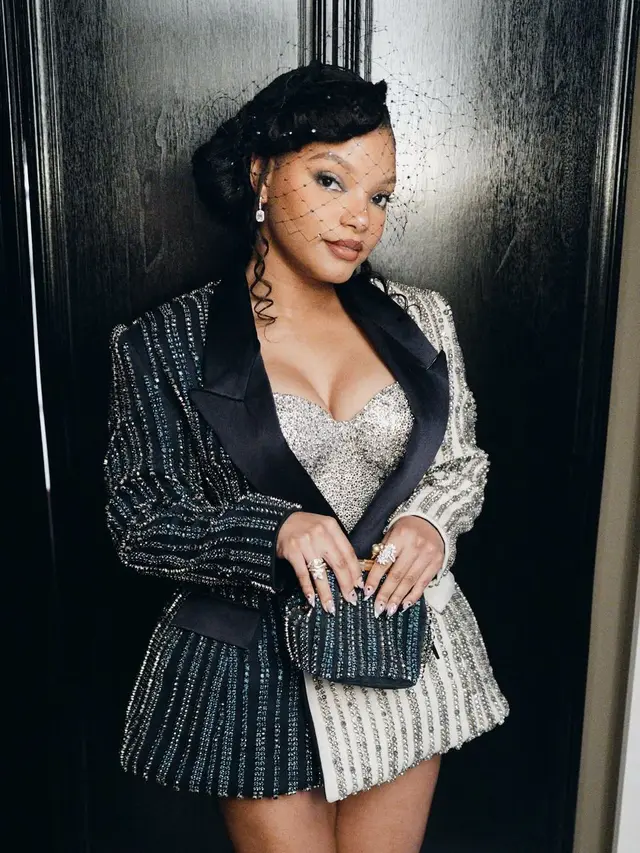 Halle Bailey mengenakan busana rancangan khusus dari Coach hasil kolaborasinya dengan Direktur Kreatif Stuart Vevers (Instagram/@coach)