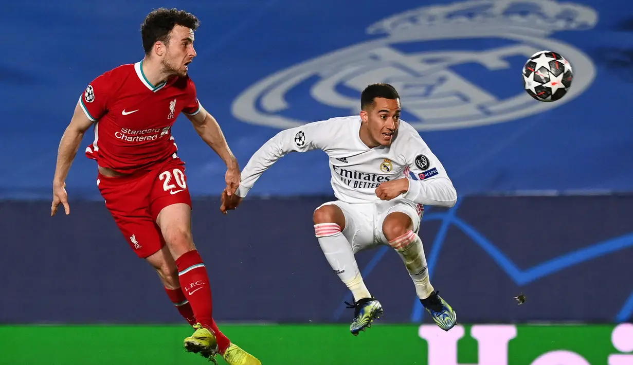 Striker Liverpool, Diogo Jota (kiri) menyundul bola di depan striker Real Madrid, Lucas Vazquez dalam laga leg pertama babak perempatfinal Liga Champions 2020/2021 di Alfredo di Stefano Stadium, Selasa (6/4/2021). Liverpool kalah 1-3 dari Real Madrid. (AFP/Gabriel Bouys)