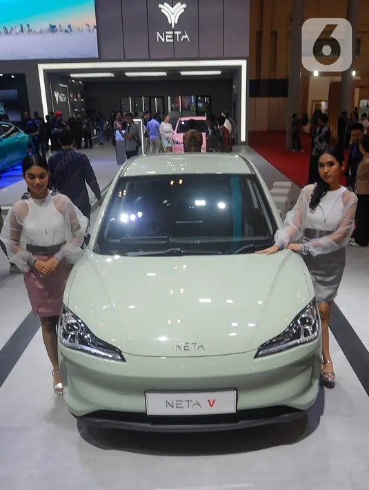 SPG berdiri di depan mobil listrik Neta yang dipamerkan pada pameran otomotif Gaikindo Indonesia International Auto Show (GIIAS) 2023 di ICE BSD, Tangerang, Banten, Kamis (10/8/2023). (merdeka.com/Arie Basuki)