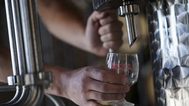 FOTO: Pandemi COVID-19, Pabrik Wiski di Belgia Beralih Produksi Alkohol Medis