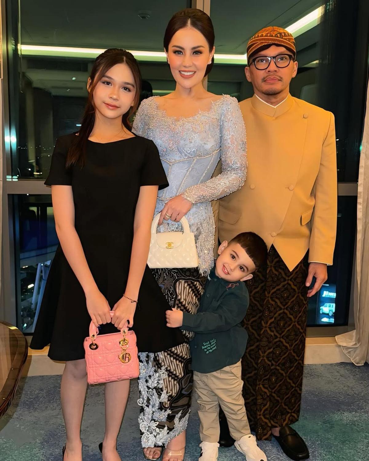 7 Potret Jennifer Dunn saat Kondangan, Tampil Elegan - Perlihatkan Kebersamaan dengan Anak dan Suami