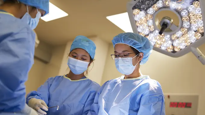 Para tenaga medis sedang melakukan prosedur operasi (Foto Dok: Solis & Luma)