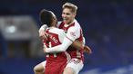 Gelandang Arsenal, Emile Smith Rowe (kanan) melakukan selebrasi bersama Pierre-Emerick Aubameyang usai mencetak gol ke gawang Chelsea dalam laga lanjutan Liga Inggris 2020/2021 pekan ke-35 di Stamford Bridge, London, Rabu (12/5/2021). Arsenal menang 1-0 atas Chelsea. (AP/Shaun Botterill/Pool)