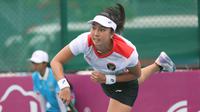 Petenis tunggal putri Indonesia, Aldila Sutjiadi saat tampil menghadapi Thailand pada laga final nomor beregu putri cabor tenis SEA Games 2023 di Morodok Techo Stadium, Phnom Penh, Kamboja, Selasa (9/5/2023). (Bola.com/Abdul Aziz)