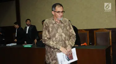 Terdakwa dugaan suap proyek satelit monitoring Bakamla, Nofel Hasan usai mengikuti sidang pembacaan tuntutan di Pengadilan Tipikor, Jakarta, Rabu (21/2). Nofel dituntut lima tahun penjara dan denda Rp 200 juta. (Liputan6.com/Helmi Fithriansyah)